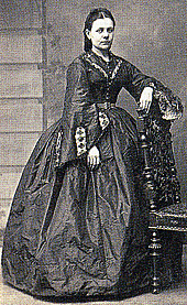 Дама в шелковом прогулочном платье. Около 1858 г. [Васильев А. с. 20].