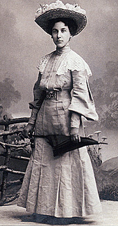 Дама в льняном прогулочном платье. 1905 г. [Васильев А. с. 146]