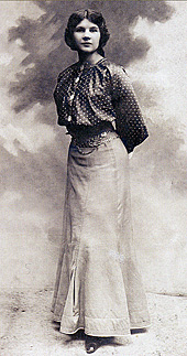 Девушка в летнем прогулочном туалете. 1900 г. [Васильев А. с. 147]