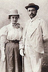 Супруги в летних прогулочных туалетах. Около 1900 г. [Васильев А. с. 151]