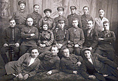 Группа офицеров Красной армии и партработница в кожанке. 1927 г. [Васильев А. с. 214]