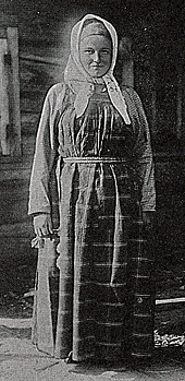 Крестьянка Архангельской губернии в повседневной одежде. 1910 г.