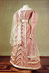 Платье из розового кашемира. Шарф кружевной. 1820-е гг. Собрание Государственного Эрмитажа